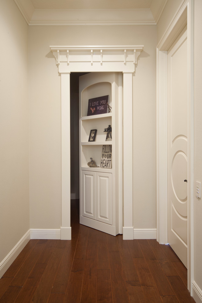 Idées déco pour un couloir classique de taille moyenne avec un sol en bois brun et un mur beige.