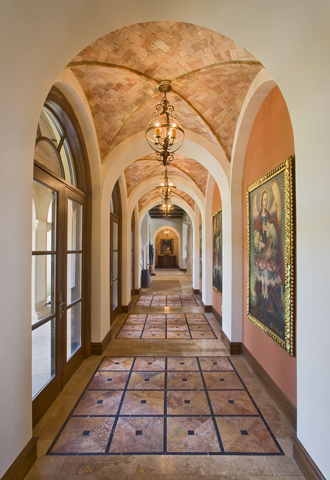 Idée de décoration pour un couloir chalet avec un mur orange.