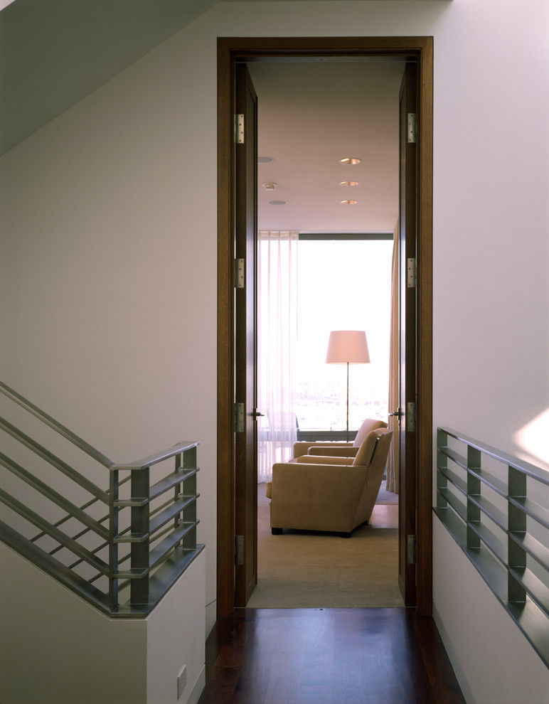 Esempio di un ingresso o corridoio minimalista di medie dimensioni con pareti bianche e parquet scuro