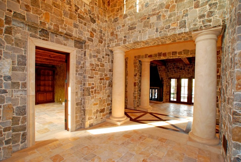 Immagine di un grande ingresso o corridoio rustico con pavimento in pietra calcarea