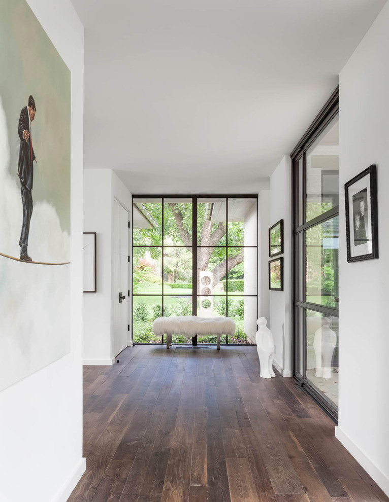 Источник вдохновения для домашнего уюта: коридор в современном стиле с белыми стенами, темным паркетным полом и коричневым полом