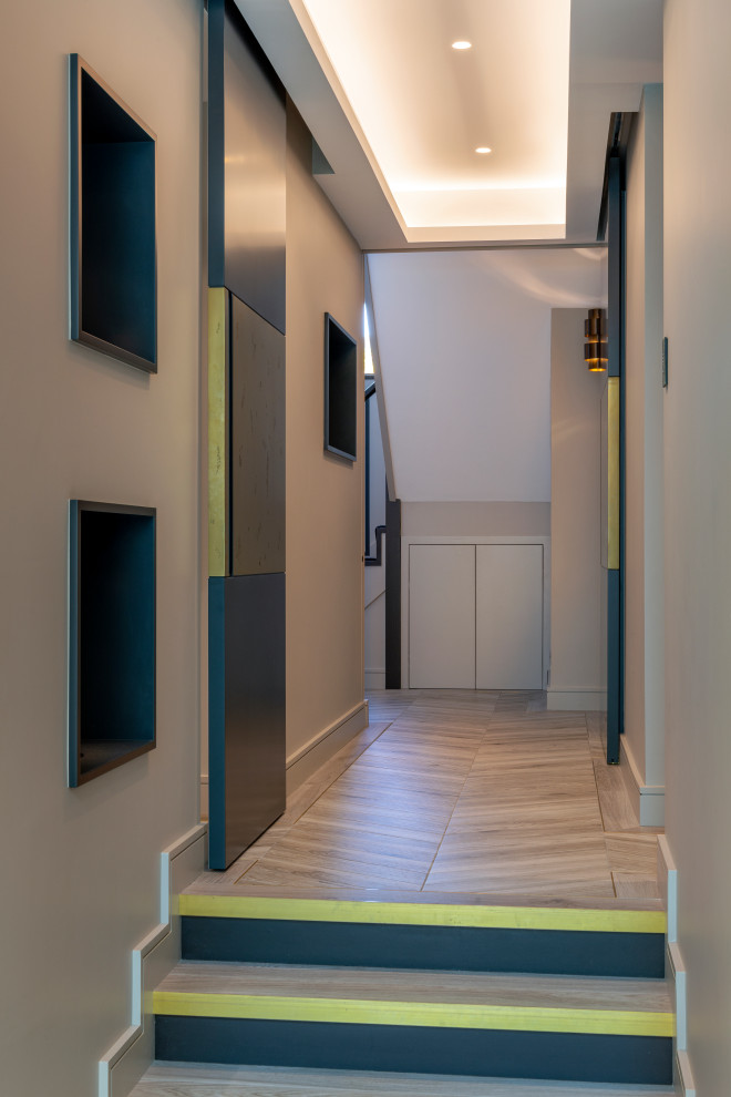 Idée de décoration pour un couloir design avec un sol en carrelage de céramique.