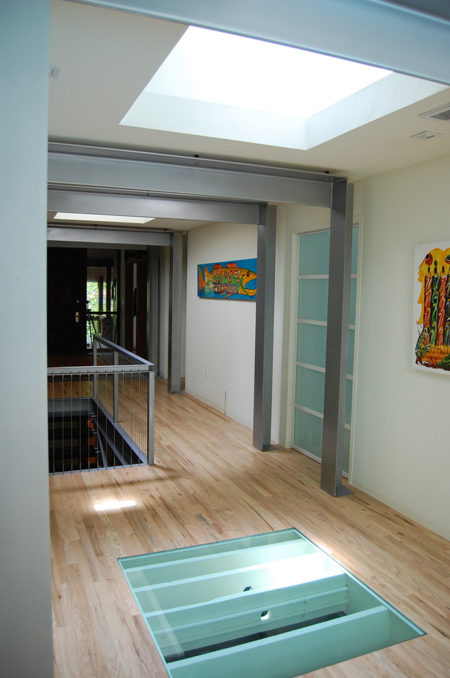 Пример оригинального дизайна: коридор в современном стиле с белыми стенами и светлым паркетным полом