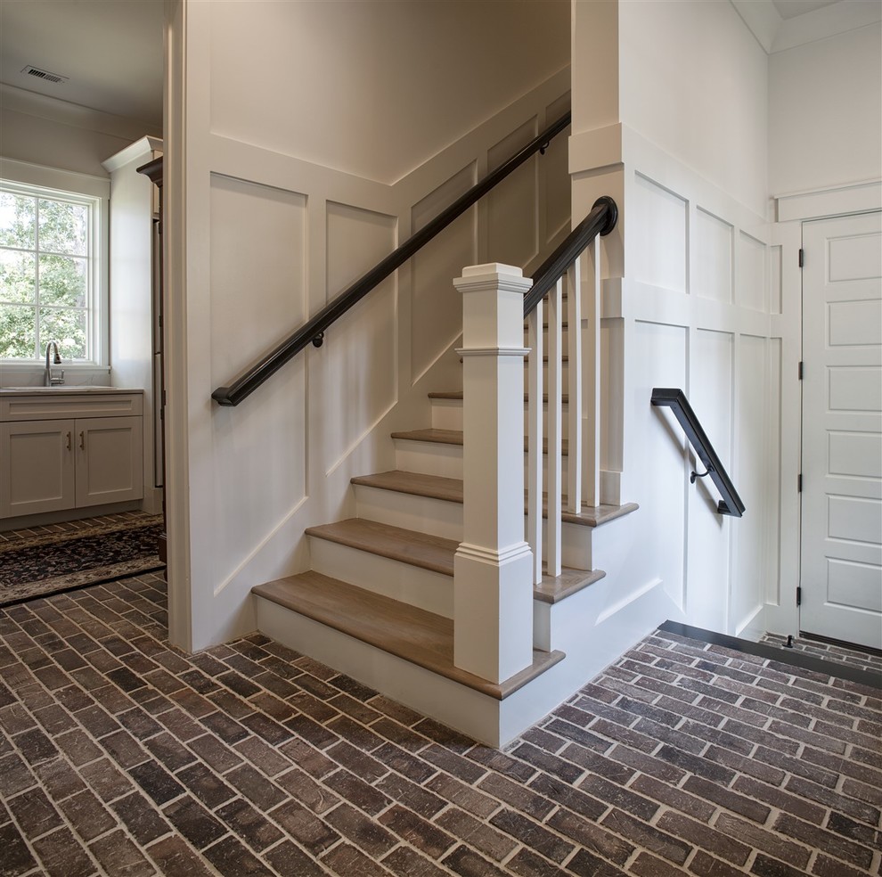 Foto di un ingresso o corridoio chic con pavimento in mattoni e pavimento marrone