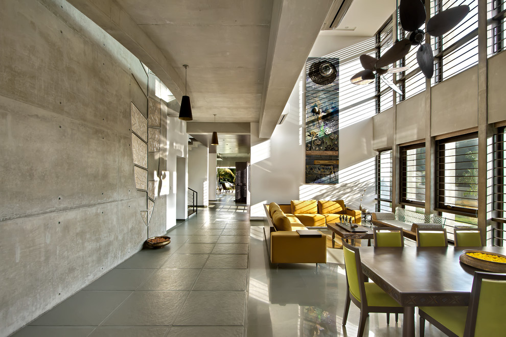 Свежая идея для дизайна: коридор: освещение в современном стиле с серыми стенами - отличное фото интерьера
