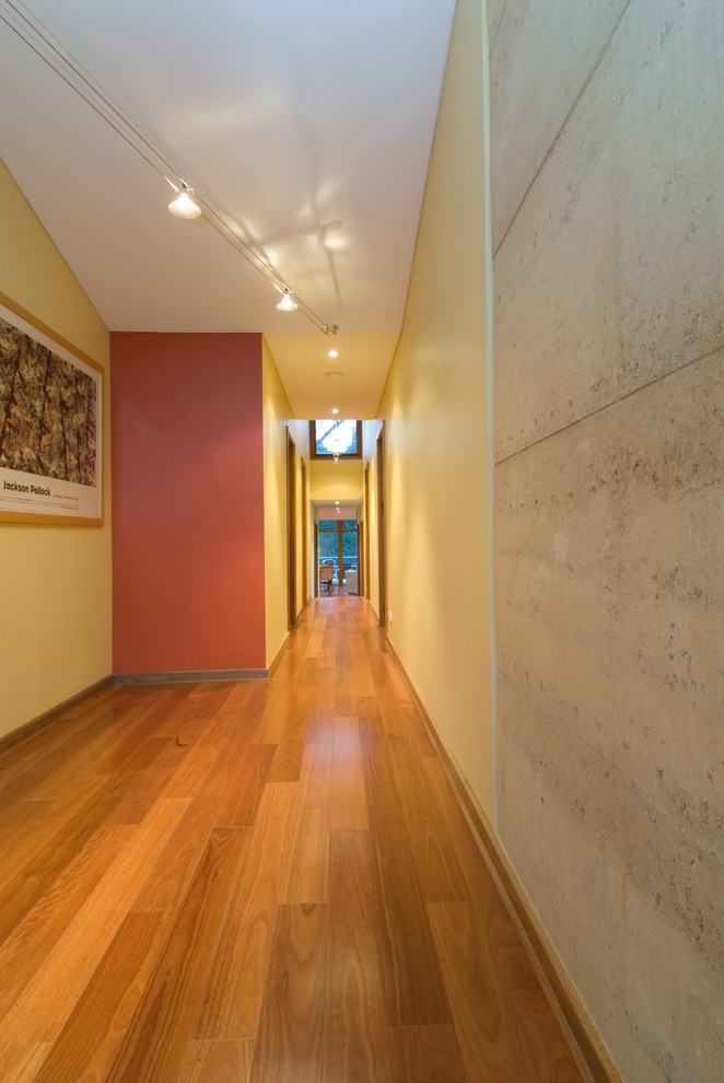 Mittelgroßer Moderner Flur mit gelber Wandfarbe und braunem Holzboden in Adelaide