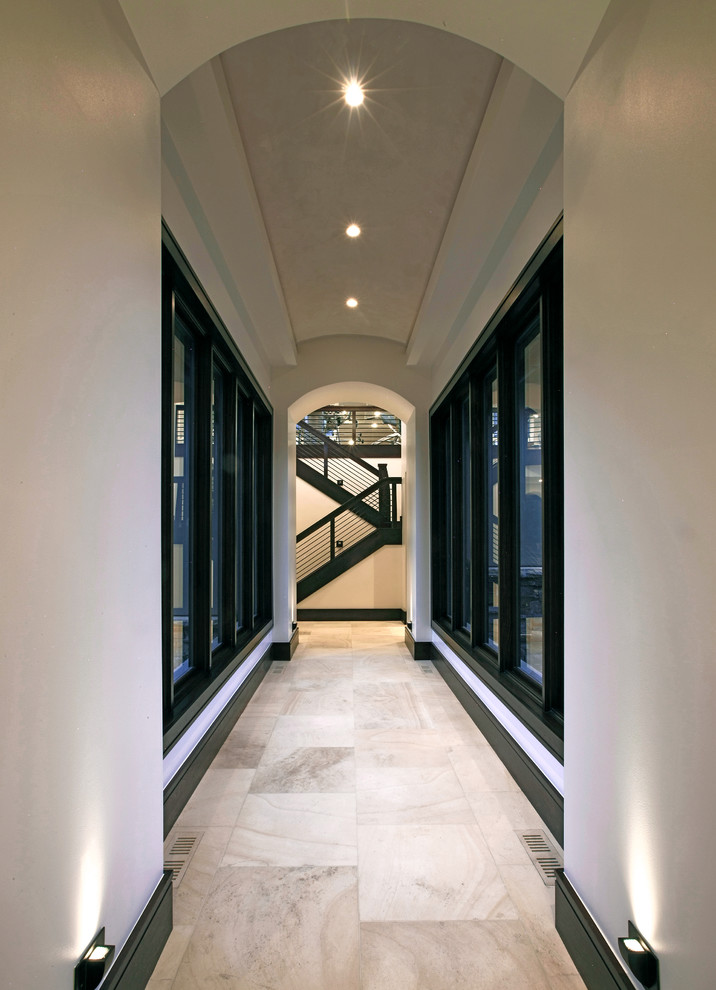 Источник вдохновения для домашнего уюта: коридор среднего размера в стиле неоклассика (современная классика) с бежевыми стенами и полом из известняка
