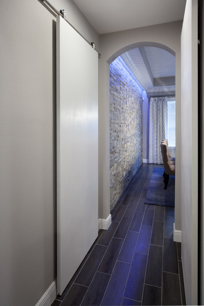 Diseño de recibidores y pasillos tradicionales renovados de tamaño medio con paredes grises y suelo de baldosas de porcelana