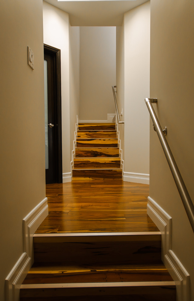 Источник вдохновения для домашнего уюта: большой коридор в стиле модернизм с бежевыми стенами, темным паркетным полом и коричневым полом