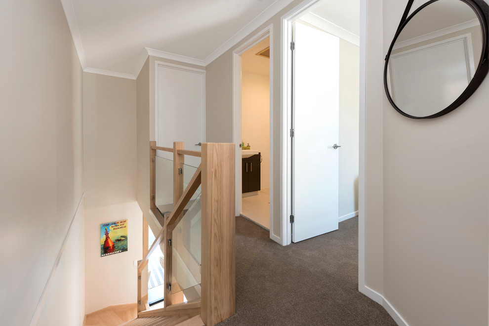 Kleiner Moderner Flur mit beiger Wandfarbe, Teppichboden und braunem Boden in Brisbane