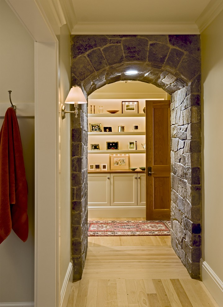 Diseño de recibidores y pasillos tradicionales con paredes beige y suelo de madera clara