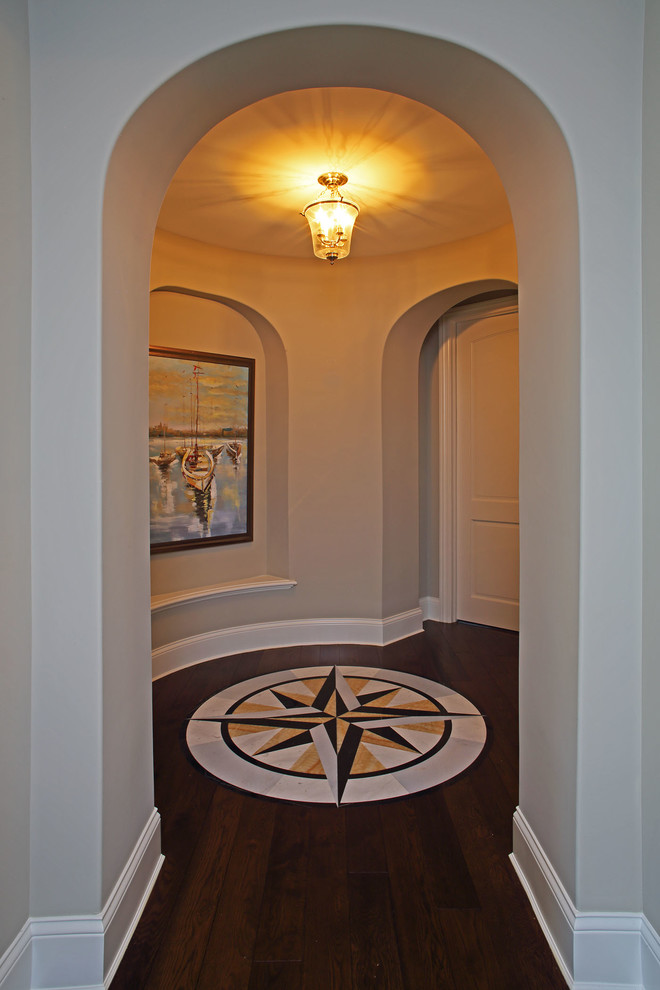 Diseño de recibidores y pasillos tradicionales renovados grandes con paredes beige, suelo de madera oscura y suelo marrón