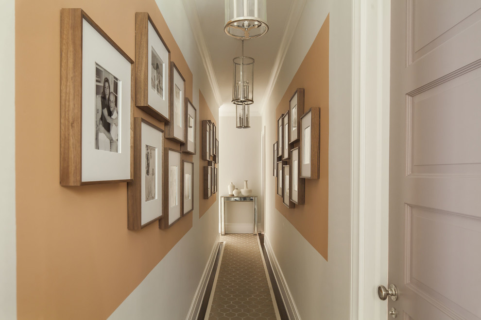 Ispirazione per un ingresso o corridoio tradizionale con pareti arancioni e moquette