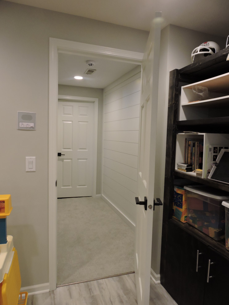 Immagine di un ingresso o corridoio chic con pareti bianche, moquette, pavimento grigio e pareti in perlinato
