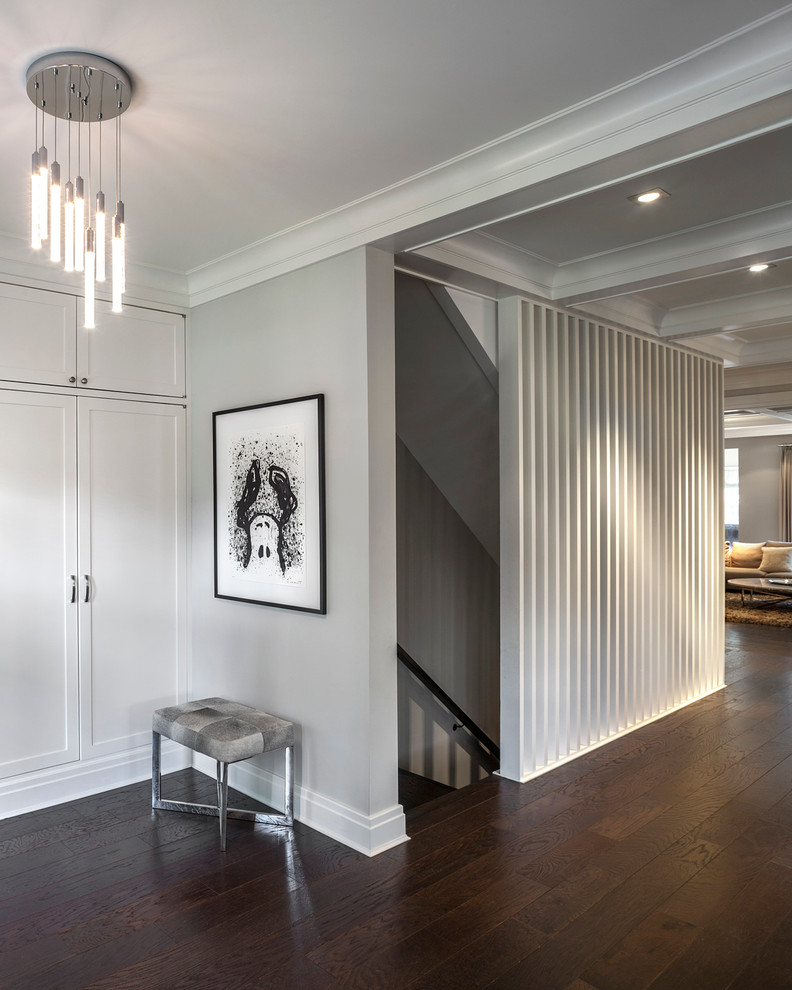 Свежая идея для дизайна: коридор среднего размера в стиле неоклассика (современная классика) с серыми стенами и темным паркетным полом - отличное фото интерьера