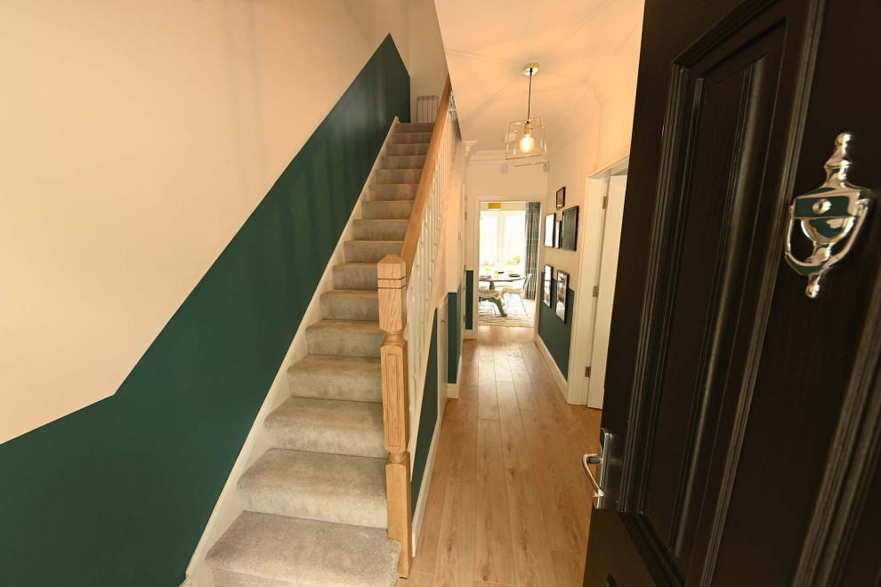 Источник вдохновения для домашнего уюта: коридор среднего размера в классическом стиле с зелеными стенами, полом из ламината и бежевым полом