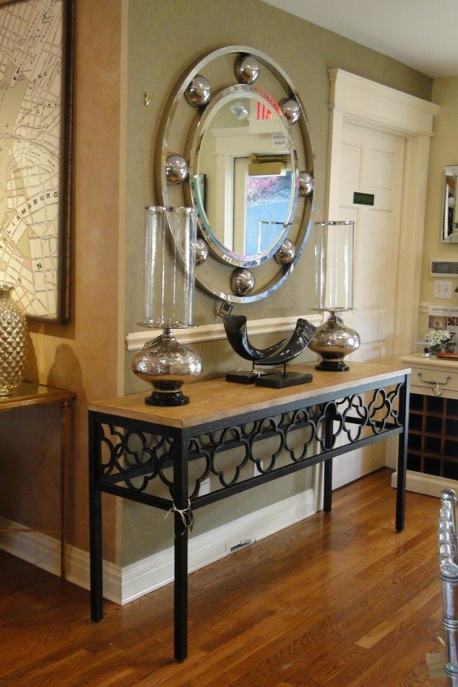 Showrrom Traditional Hall New York by Rug & Home Gallery