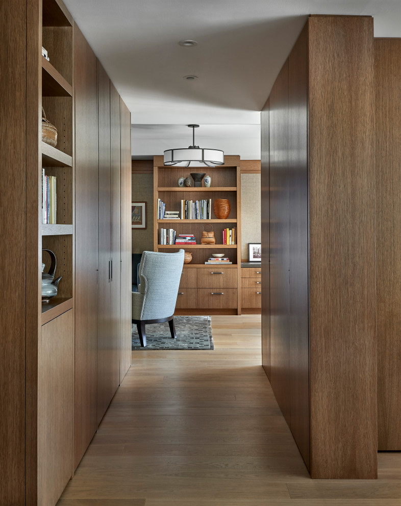 Источник вдохновения для домашнего уюта: коридор в стиле неоклассика (современная классика) с светлым паркетным полом, коричневым полом и панелями на части стены