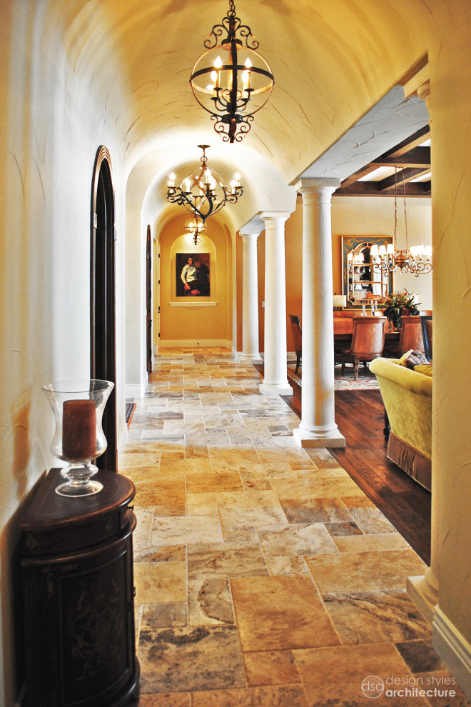 Modelo de recibidores y pasillos mediterráneos con paredes beige y suelo de travertino