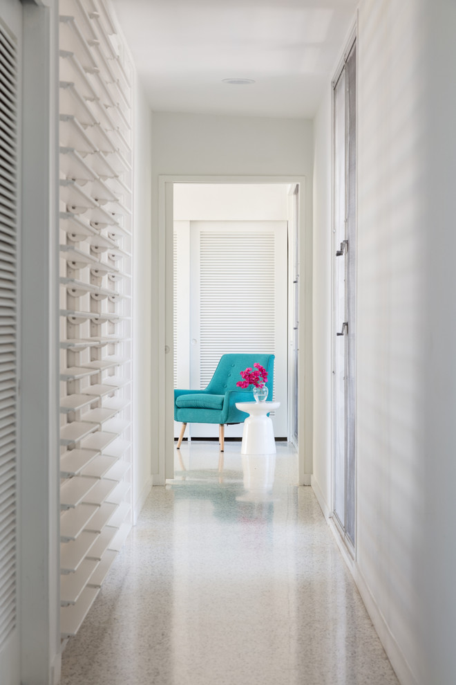 Источник вдохновения для домашнего уюта: коридор среднего размера в стиле ретро с белыми стенами, бетонным полом и серым полом