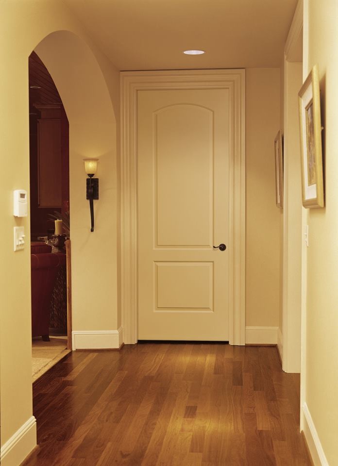 Imagen de recibidores y pasillos clásicos pequeños con paredes beige, suelo de madera en tonos medios y suelo marrón
