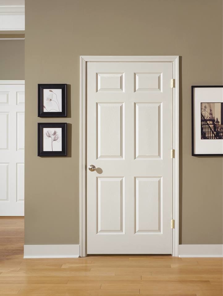 Immagine di un piccolo ingresso o corridoio classico con pareti marroni, parquet chiaro e pavimento beige