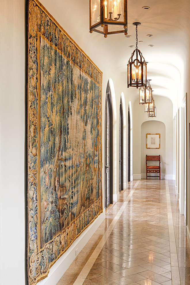 Пример оригинального дизайна: коридор среднего размера в средиземноморском стиле с бежевыми стенами и мраморным полом
