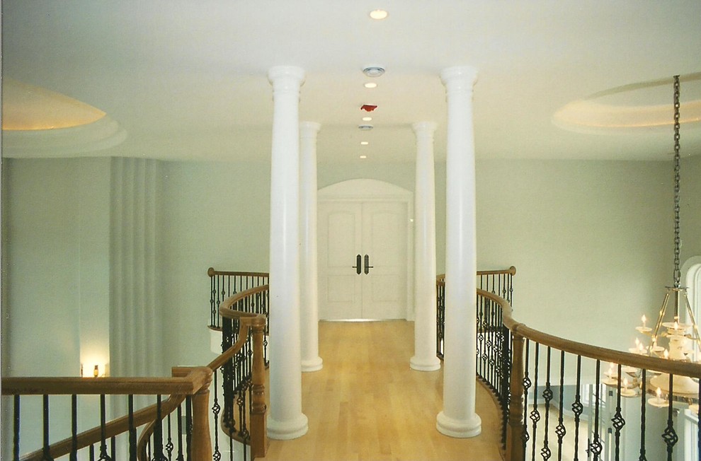 Exempel på en mycket stor medelhavsstil hall, med beige väggar och ljust trägolv
