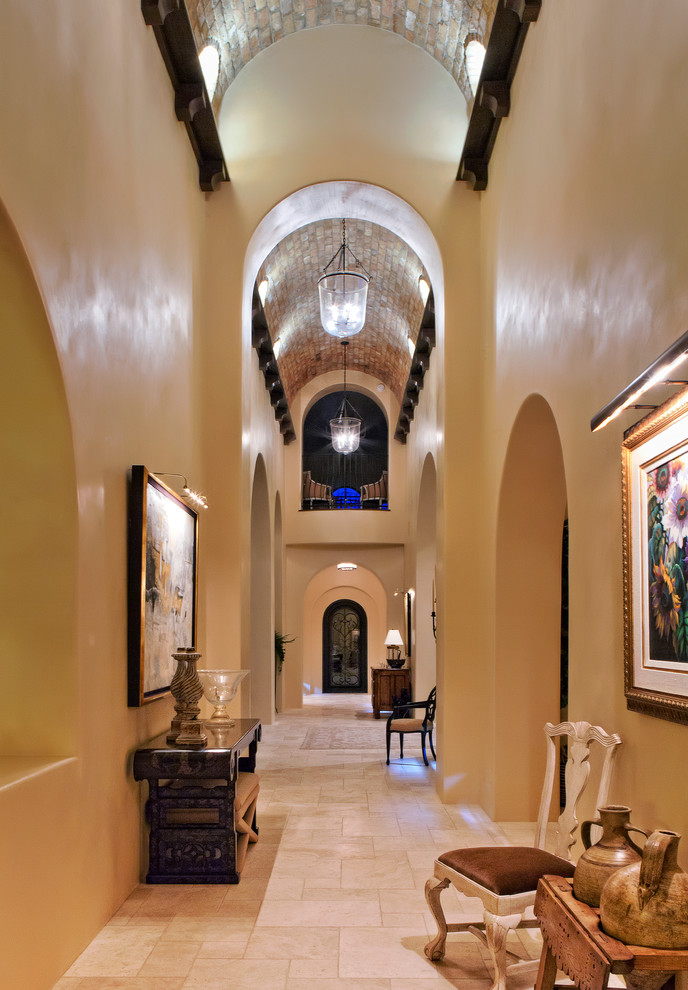 Foto de recibidores y pasillos mediterráneos extra grandes con paredes beige y suelo de piedra caliza
