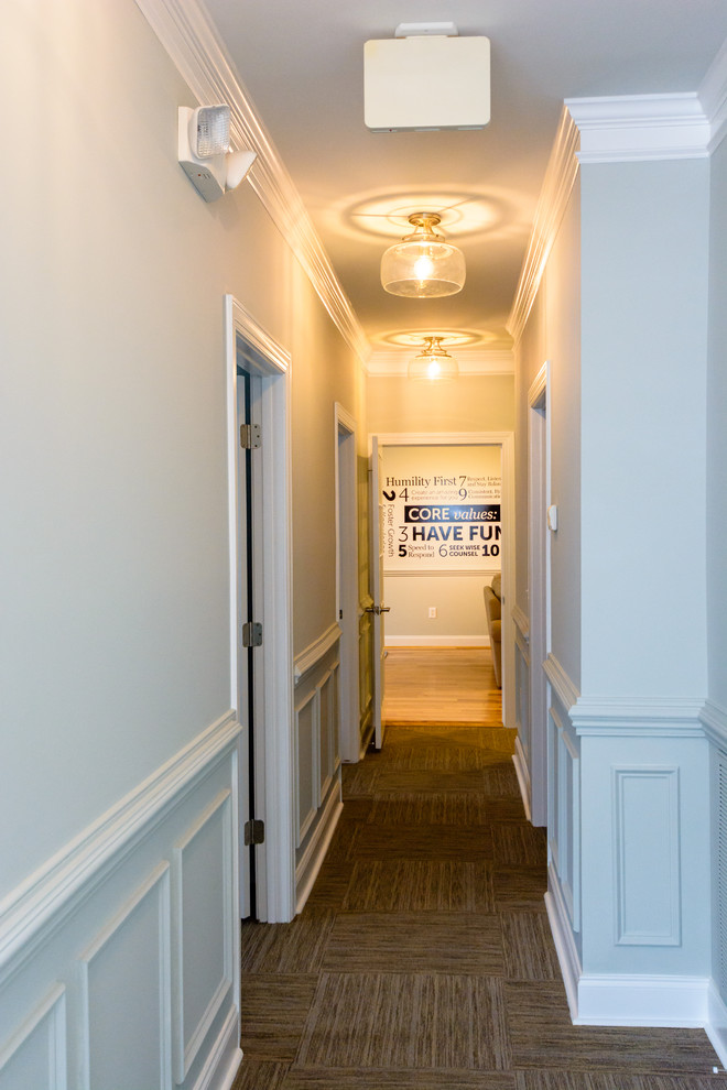 Пример оригинального дизайна: коридор среднего размера в стиле кантри с серыми стенами, ковровым покрытием и коричневым полом