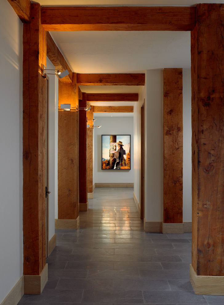 Ejemplo de recibidores y pasillos rurales de tamaño medio con paredes beige, suelo de baldosas de cerámica y suelo gris