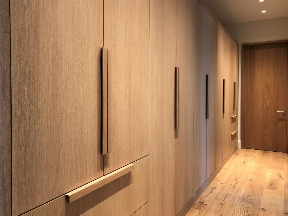 Стильный дизайн: большой коридор в современном стиле с коричневыми стенами, светлым паркетным полом и коричневым полом - последний тренд