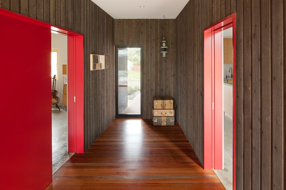 Idéer för amerikanska hallar, med bruna väggar, mellanmörkt trägolv och brunt golv