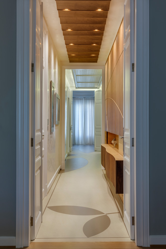 Modelo de recibidores y pasillos minimalistas pequeños con paredes beige y suelo de baldosas de cerámica