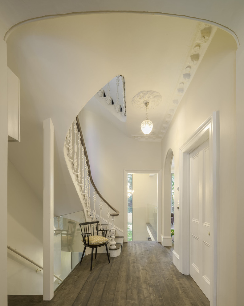 Источник вдохновения для домашнего уюта: коридор в классическом стиле с белыми стенами и темным паркетным полом