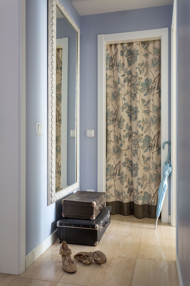 Идея дизайна: узкий коридор в стиле неоклассика (современная классика) с синими стенами