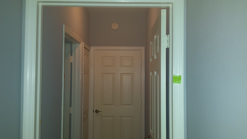 Exemple d'un petit couloir chic avec un mur gris.