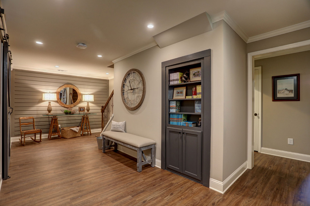 Источник вдохновения для домашнего уюта: коридор среднего размера: освещение в стиле рустика с серыми стенами, полом из ламината и коричневым полом