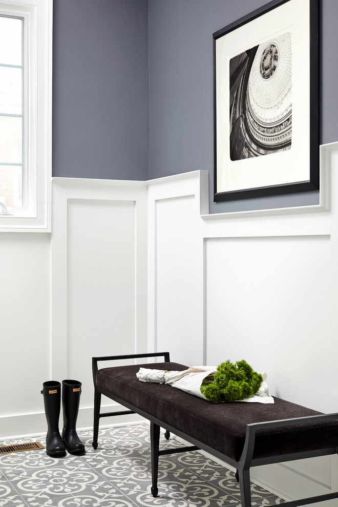 Cette image montre un couloir traditionnel de taille moyenne avec un mur bleu, un sol en carrelage de céramique et un sol gris.