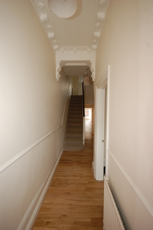 Immagine di un ingresso o corridoio chic di medie dimensioni con pareti beige e parquet chiaro