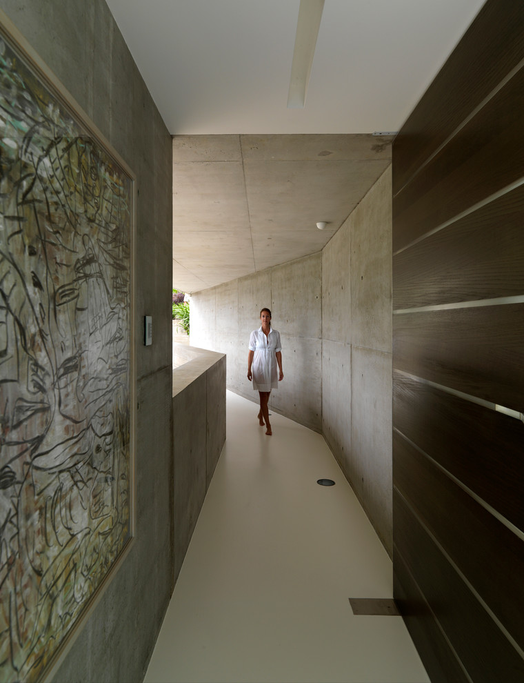 Стильный дизайн: огромный коридор в стиле лофт с серыми стенами и бежевым полом - последний тренд