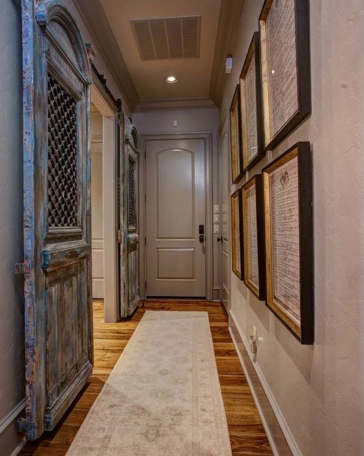 Ejemplo de recibidores y pasillos tradicionales de tamaño medio con paredes grises y suelo de madera en tonos medios