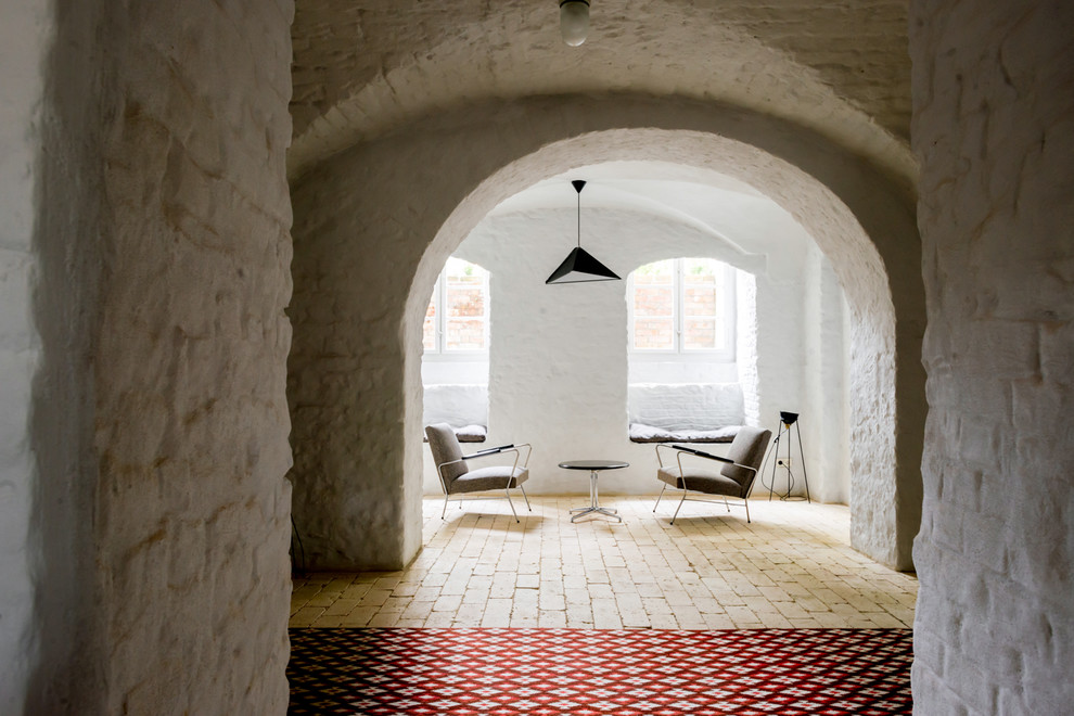 Пример оригинального дизайна: большой коридор в стиле ретро с белыми стенами и кирпичным полом