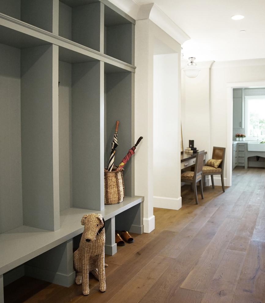 Inspiration pour un couloir traditionnel en bois avec un mur blanc, un sol en bois brun et un sol marron.