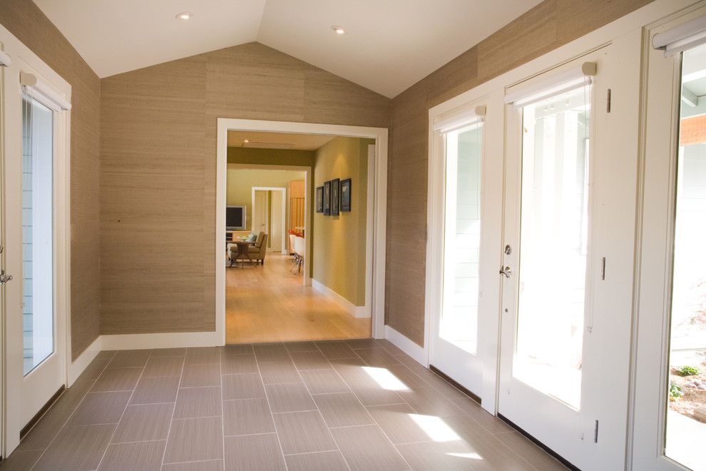 Cette photo montre un couloir rétro de taille moyenne avec un mur beige, un sol en carrelage de porcelaine et un sol gris.