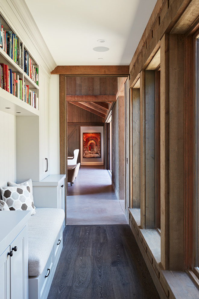Idée de décoration pour un couloir champêtre avec un mur beige et parquet foncé.
