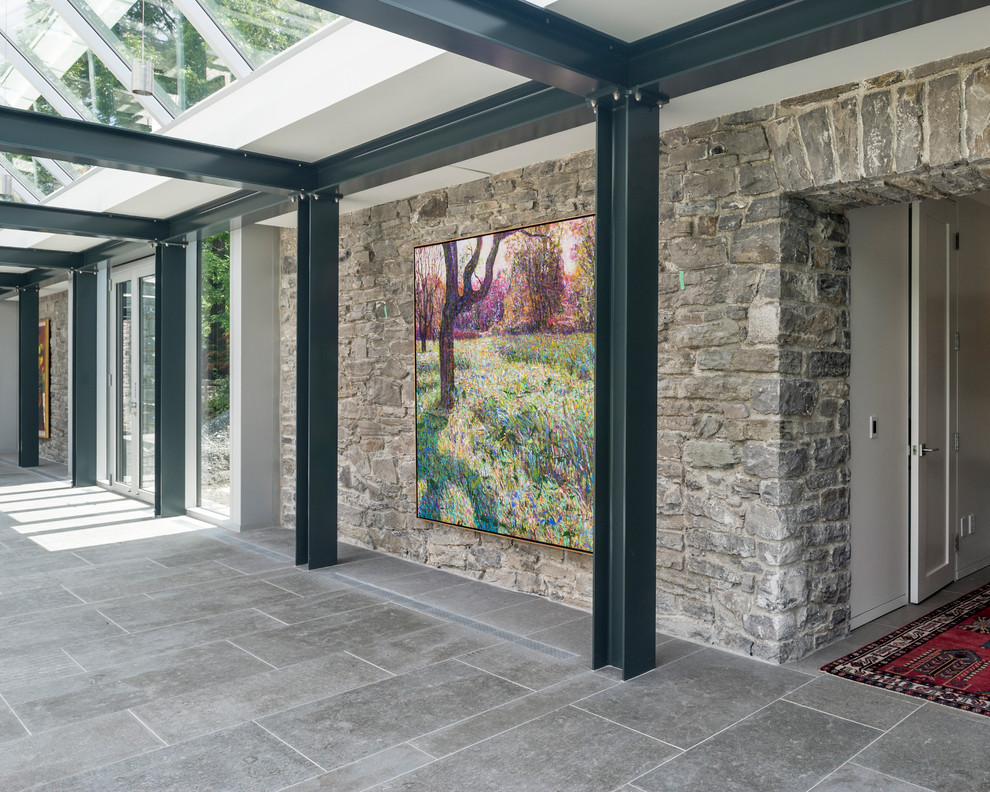 Источник вдохновения для домашнего уюта: коридор в современном стиле с серыми стенами
