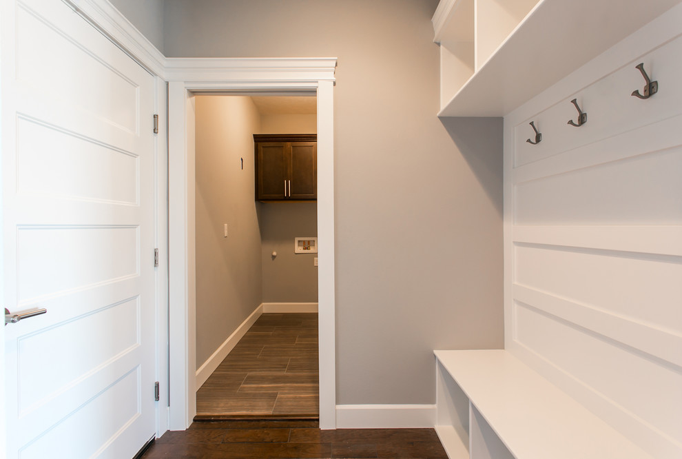 Idée de décoration pour un petit couloir minimaliste avec un mur gris et parquet clair.