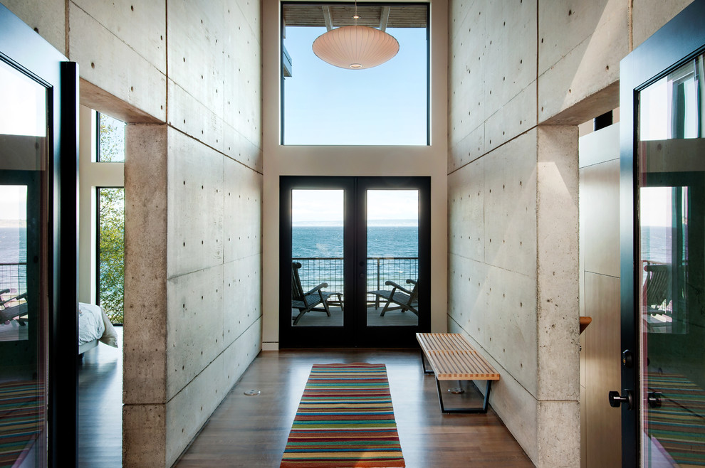 Mittelgroßer Moderner Flur mit braunem Holzboden, grauer Wandfarbe und braunem Boden in Seattle