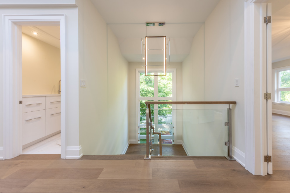 Источник вдохновения для домашнего уюта: большой коридор в современном стиле с белыми стенами, светлым паркетным полом и бежевым полом